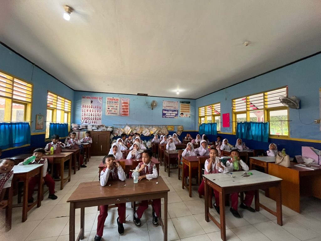 Menuju Sekolah Digital: Strategi Literasi Teknologi di SDN 2 Muara Ciujung Timur