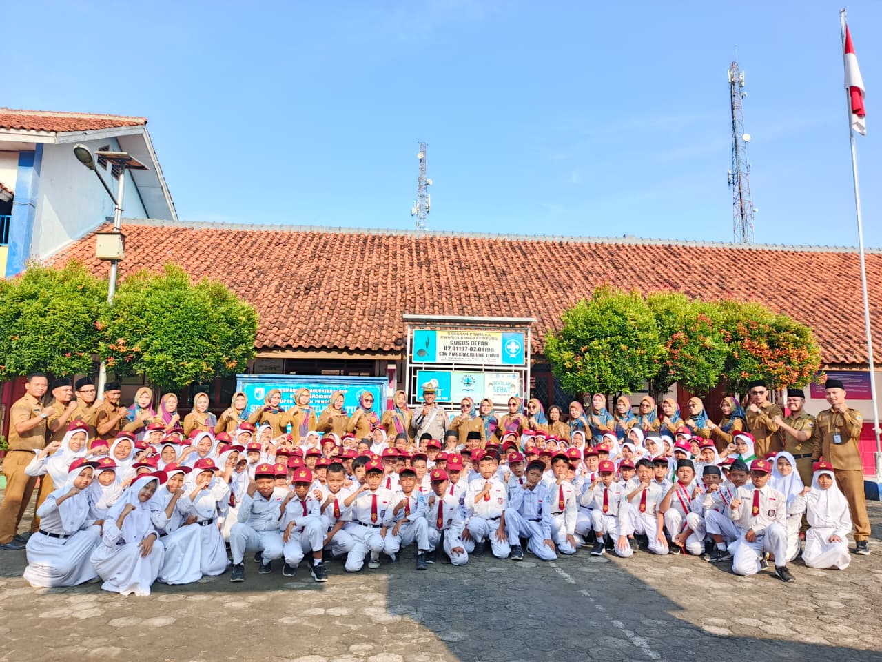 Kunjungan IPDA Indra Marsiadi ke SDN 2 Muara Ciujung Timur: Sosialisasi Korlantas dan Silaturahmi Penuh Makna