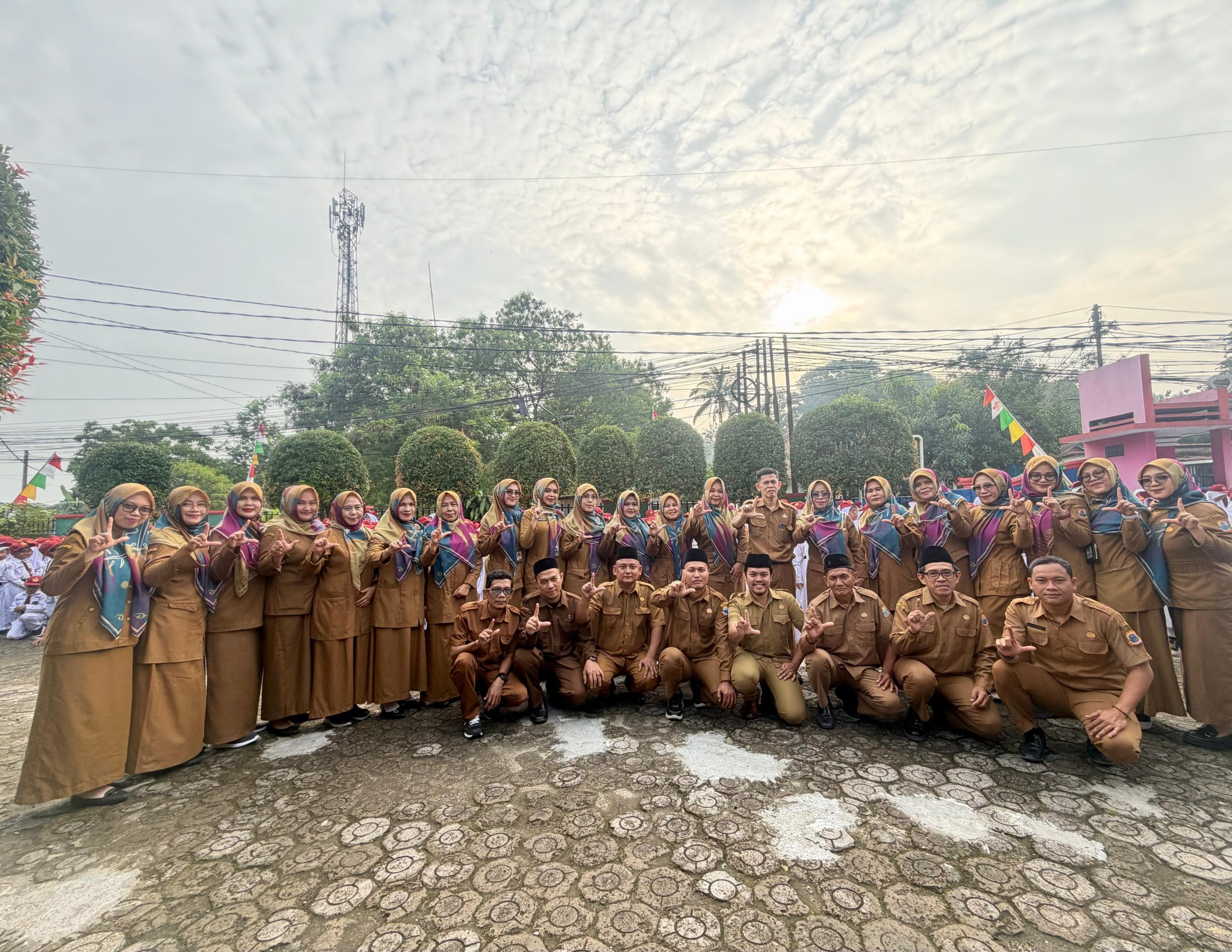 Hari Baru, Semangat Baru: Sambutan Hangat dan Penguatan Karakter di Hari Pertama Sekolah